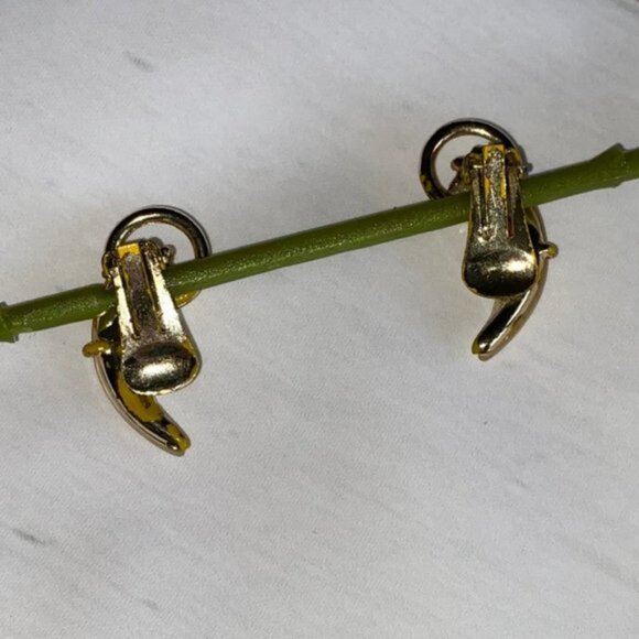 Vintage 1940's Clip Earrings Yellow crescent shape - Picture 4 of 5